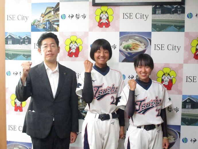 高校総体ソフトボール三重県代表の津商業の選手2名と市長の記念写真